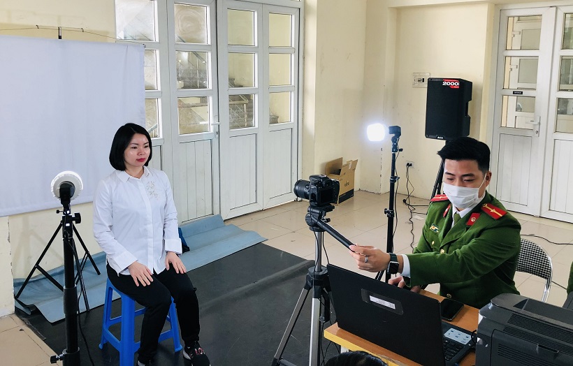 Tư thế ngồi chụp căn cước