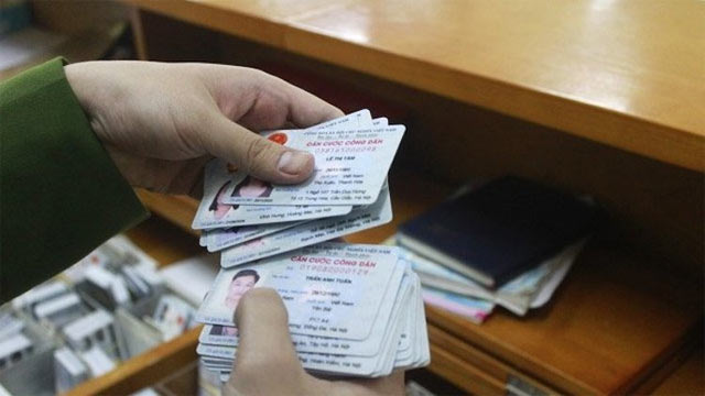 Đi làm Căn cước công dân mặc áo gì? 