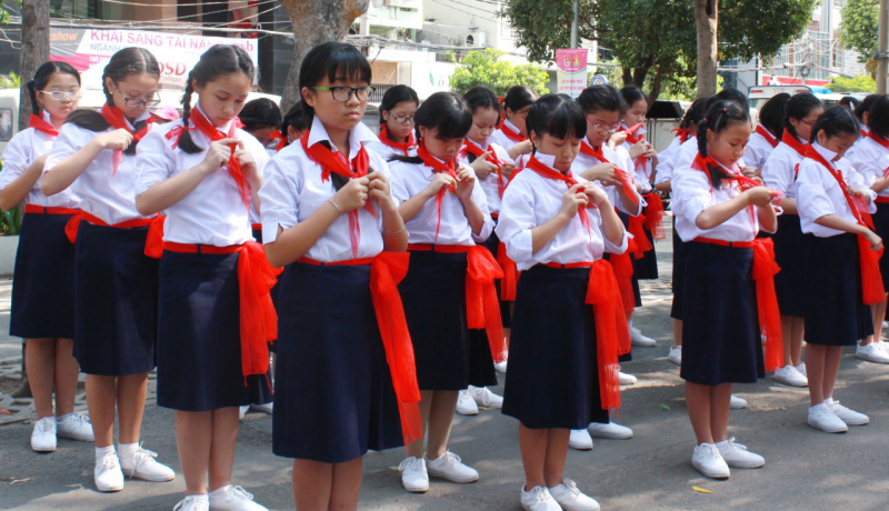 Viết những cảm xúc về thời khăn quàng đỏ của các thế hệ đội viên