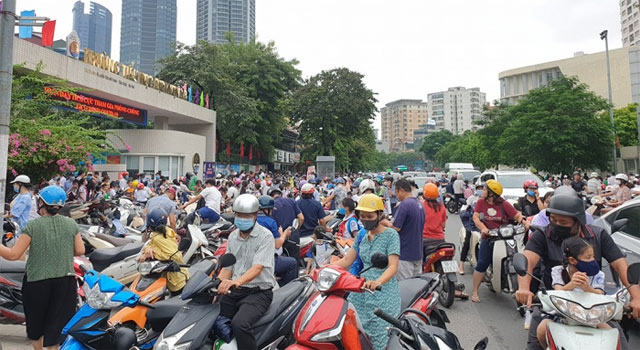 Đoạn văn về ùn tắc giao thông trước cổng trường