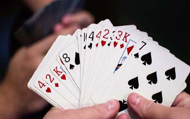 Học sinh đánh bài trong trường học xử lý thế nào? 