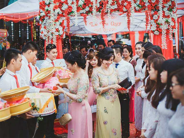 Tổ chức đám cưới khi chưa đủ tuổi kết hôn phạt thế nào?