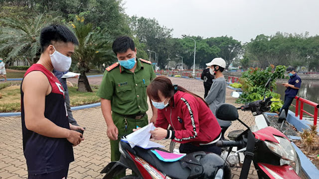 Ai có thẩm quyền phạt lỗi không đeo khẩu trang nơi công cộng?