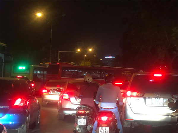 Ảnh tắc đường cho người đi làm muộn