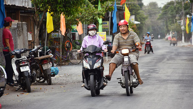 Hành vi sử dụng xe mô tô để kéo, đẩy xe mô tô khác bị hết xăng đến trạm mua xăng có được phép hay không?