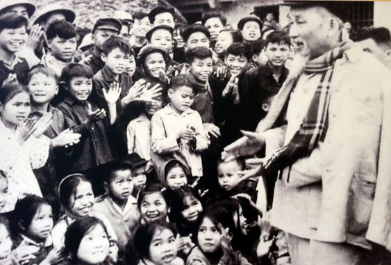 Hình ảnh Bác Hồ bên cạnh các cháu nhi đồng Việt Nam