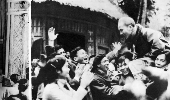 Hình ảnh Bác Hồ bên cạnh người dân Việt Nam