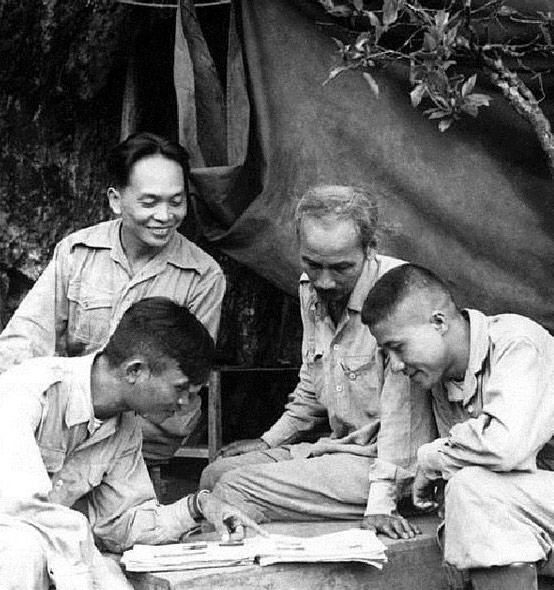 Bác Hồ làm việc bên những người đồng đội của mình