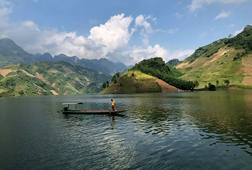 Phân tích hình tượng người lái đò Sông đà