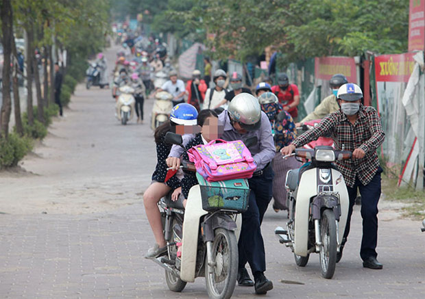 Dắt xe máy lên vỉa hè có bị phạt?