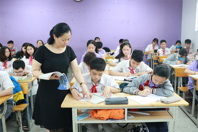 Phân biệt dạy học theo lý thuyết kiến tạo và dạy học nêu và giải quyết vấn đề.