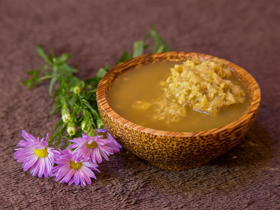 Lau dọn bàn thờ bằng nước gì?