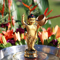 Lau tượng Phật bằng nước gì?