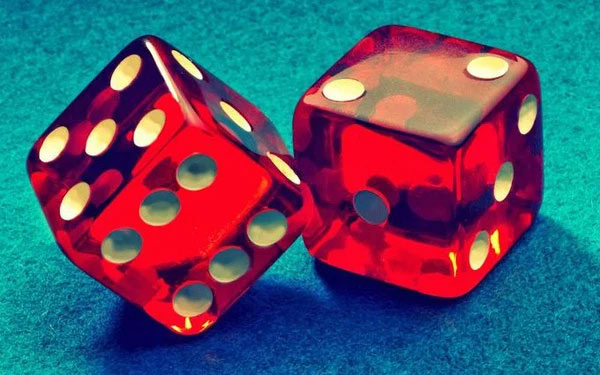 Xác suất để tung ra mặt chẵn khi tung một con xúc xắc là bao nhiêu?