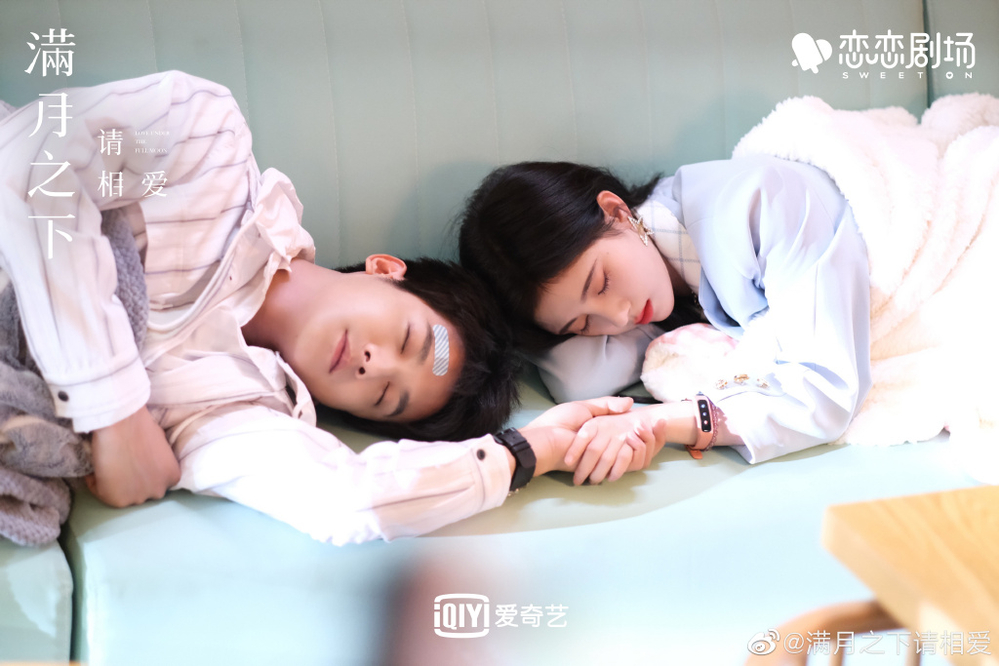 Đây cũng chính là câu chuyện tình yêu kỳ ảo của cặp đôi này, dù ban đầu cả hai không hề quen biết nhau và rất sốc khi biết chuyện không tưởng này lại xảy ra với bản thân họ. Nhưng điều kỳ diệu đã xuất hiện trong hoàn cảnh khó khăn này, nam chính Hứa Hiểu Đông cảm thấy rung động trước một cô gái ngọt ngào, luôn tràn đầy năng lượng nên đã quyết định để mình như một vị cứu tinh, đưa cô thoát khỏi bóng tối của sự quên lãng để tìm thấy tình yêu phía trước.