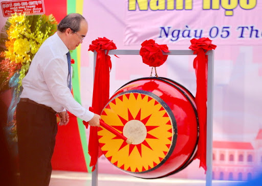 Trang trí trống khai giảng