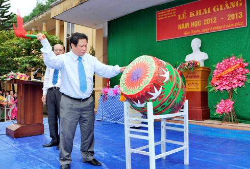 Trang trí trống khai giảng