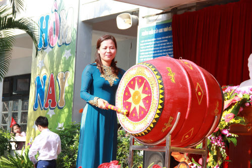 Trang trí trống khai giảng