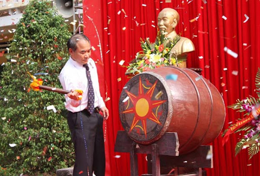 Trang trí trống khai giảng