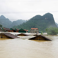 Nghe tin quê bạn bị thiệt hại do bão lụt hãy viết thư thăm hỏi bạn em hay nhất