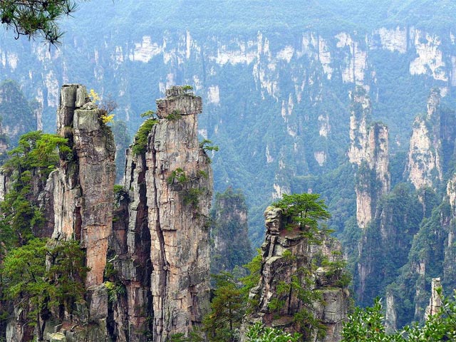 Phong hoá hoá học diễn ra mạnh ở các vùng có khí hậu thế nào?