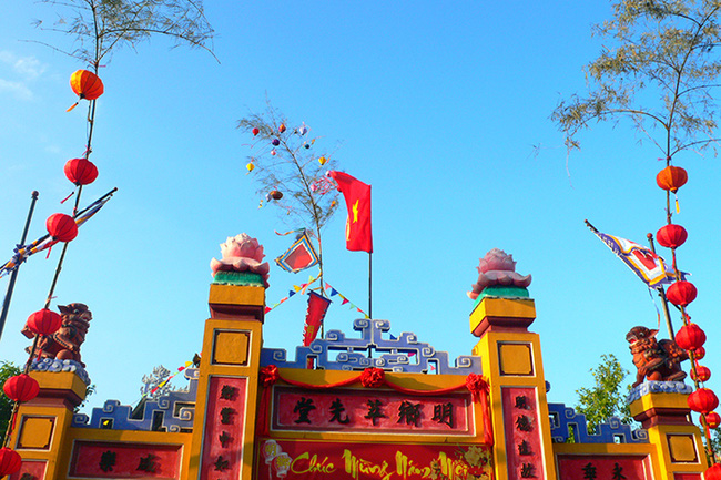 Cây nêu được dựng vào ngày nào?