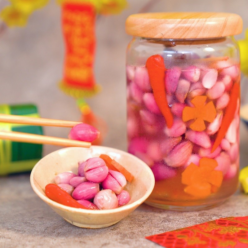 Cách muối hành củ giòn chua chống ngán ngày Tết