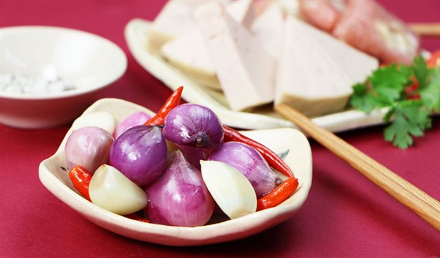 Cách muối hành trắng nõn, giòn ngon