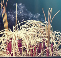 Tỉa chân nhang trước hay sau khi cúng ông Công ông Táo 2025