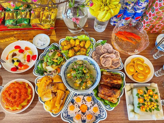 Mâm cơm cúng tất niên