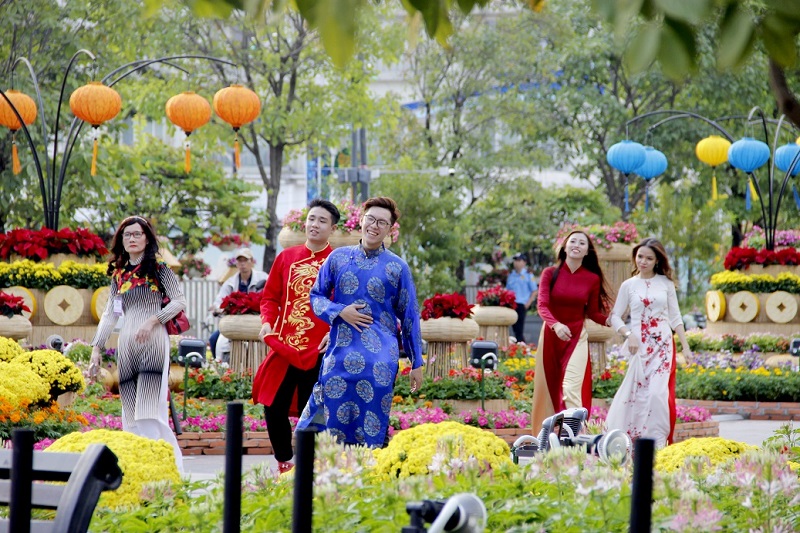 Em hãy viết một bài văn thuyết minh kể lại hội chợ xuân