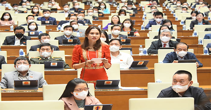 Hình ảnh một phiên họp chất vấn trong thực tế.
