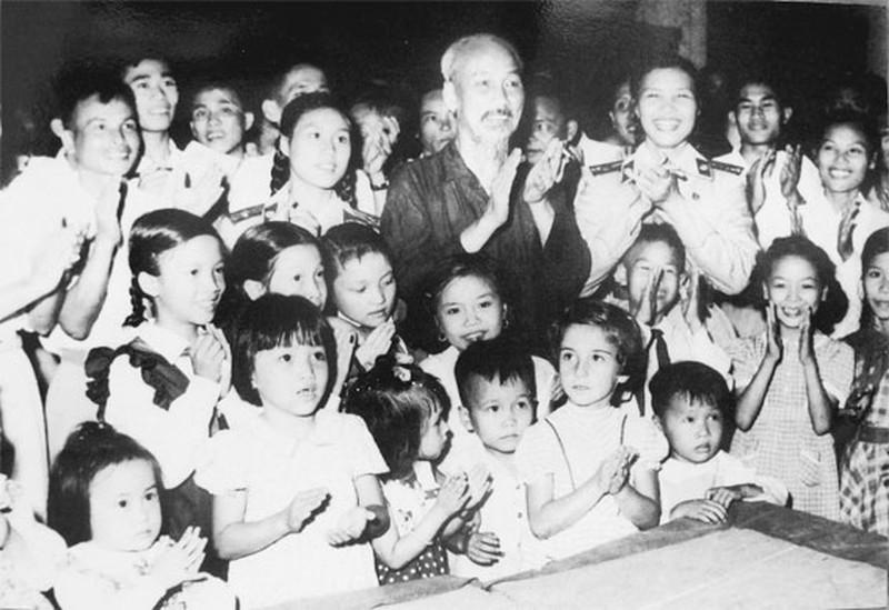 Chùm ảnh Bác Hồ với các cháu thiếu nhi