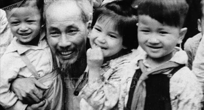 Những hình ảnh Bác Hồ với các cháu thiếu nhi