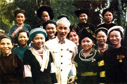 Bác Hồ bên các bạn nhi đồng 