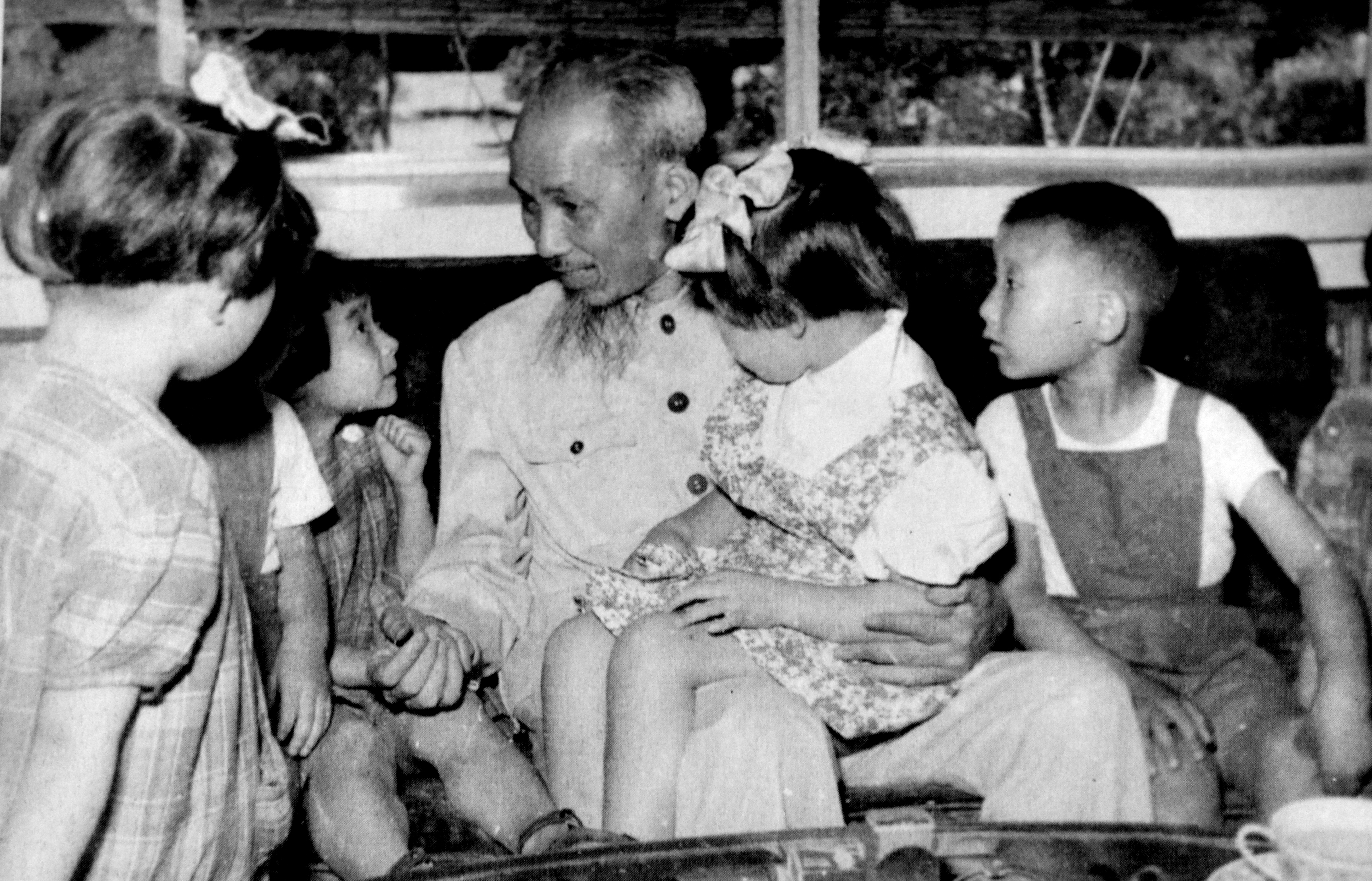 Ảnh Bác Hồ bên các bạn nhi đồng