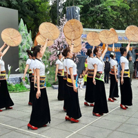 Những nét văn hóa riêng của các dân tộc thể hiện ở những mặt nào? Cho ví dụ?