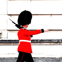 Vì sao chế độ cộng hòa ở Anh lại được thay thế bằng chế độ quân chủ lập hiến?