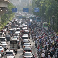 Tắc nghẽn giao thông ở một số thành phố lớn hiện nay GDCD 8 trang 15