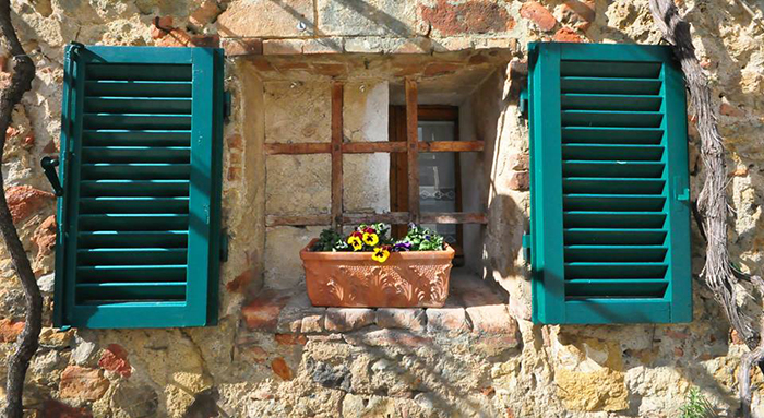 nhan đề Vừa nhắm mắt vừa mở cửa sổ gợi điều gì thú vị