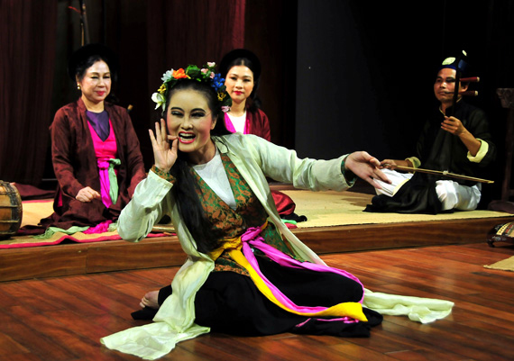 Phân tích nhân vật Xuý Vân trong trích đoạn chèo Xuý Vân giả dại