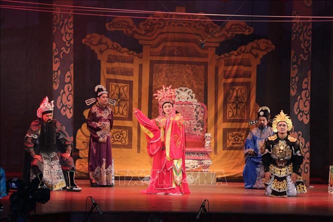 Soạn bài Nhà hát cải lương Trần Hữu Trang khánh thành phòng truyền thống