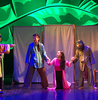 Viết một đoạn văn bày tỏ suy nghĩ của em về bản án mà Huyện Trìa đưa ra