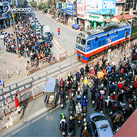 Tại nơi đường sắt giao cắt đường bộ quyền ưu tiên thuộc về phương tiện nào?