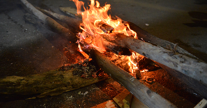  Đốt lửa đón giao thừa