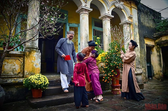 Tự xông đất nhà mình có được không?