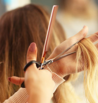 Mùng 8 cắt tóc được không?