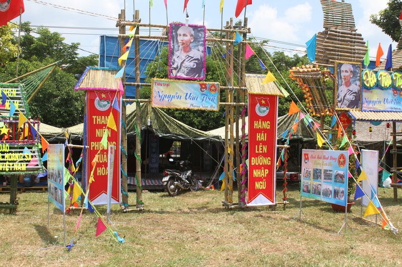 Mẫu cổng trại ngày 26-3