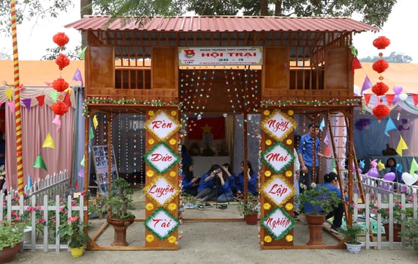 Mẫu cổng trại ngày 26-3