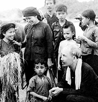 Vấn đề chính mà tác giả Phạm Văn Đồng nêu lên trong văn bản Đức tính giản dị của Bác Hồ là gì?